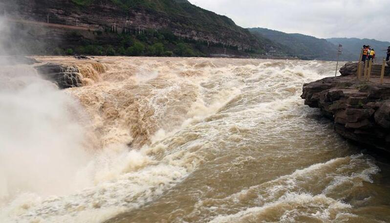 半江瑟瑟半江红！壶口瀑布半清半浊 奇特景观吸引游客