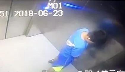 熊孩子变好孩子！撒尿男孩罚扫电梯 妈妈业主群内道歉惩戒小男孩