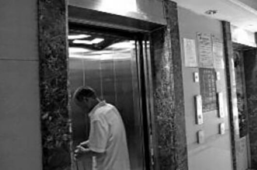 熊孩子变好孩子！撒尿男孩罚扫电梯 妈妈业主群内道歉惩戒小男孩