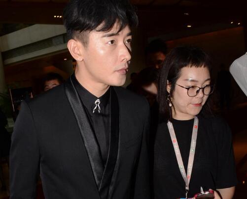 明星没有隐私?罗晋外出遭追拍 与女助理挽手臂扭头疾走躲镜头