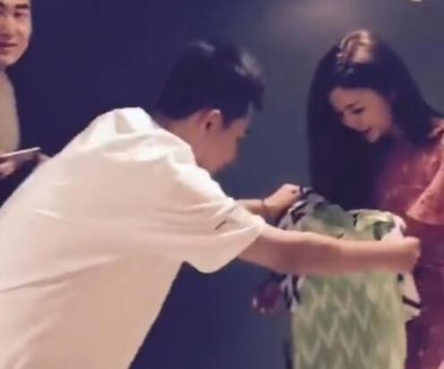 苏醒送刘语熙球衣 梅西