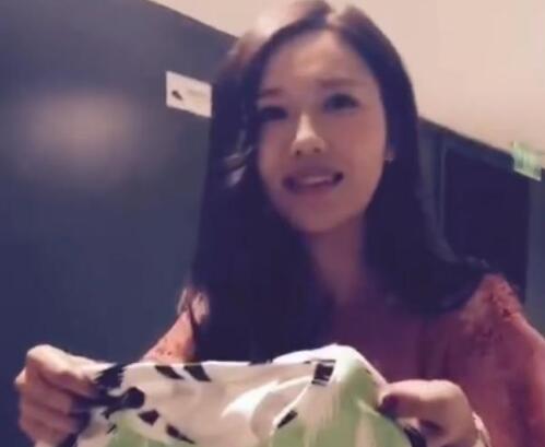 苏醒送刘语熙球衣 梅西