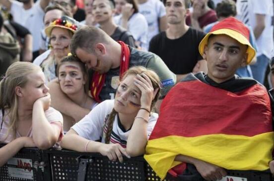 韩国解说拼到飙鼻涕!德国女球迷哭成泪人 这都