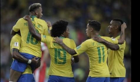 巴西队2-0完胜!内马尔助攻席尔瓦 以小组头名晋
