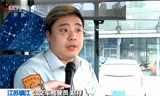 满满正能量！公交司机奋勇救路边晕倒老人