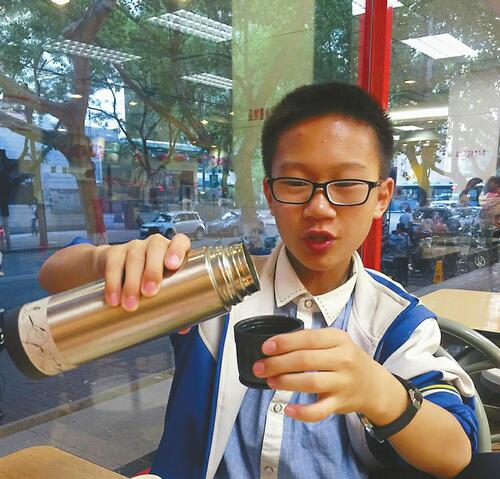 带孩子行万里路、读万卷书 学霸的爸妈个个“霸”气十足