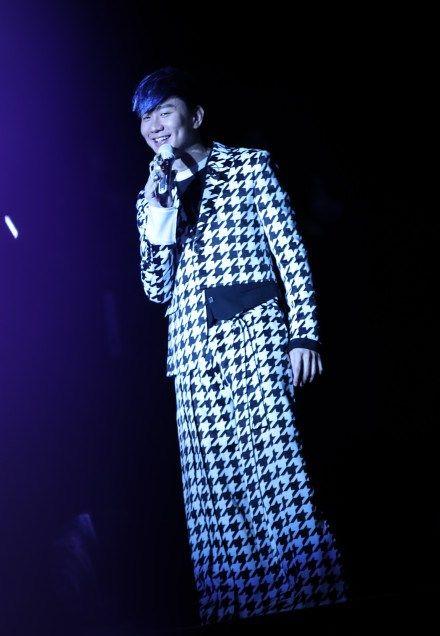 糗事上微博热搜！如此机智的林俊杰 裤子掉了继续唱歌也不尴尬