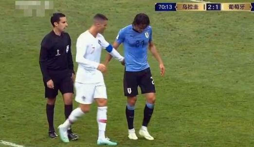 葡萄牙对阵乌拉圭温暖一幕：C罗搀扶卡瓦尼走下球场