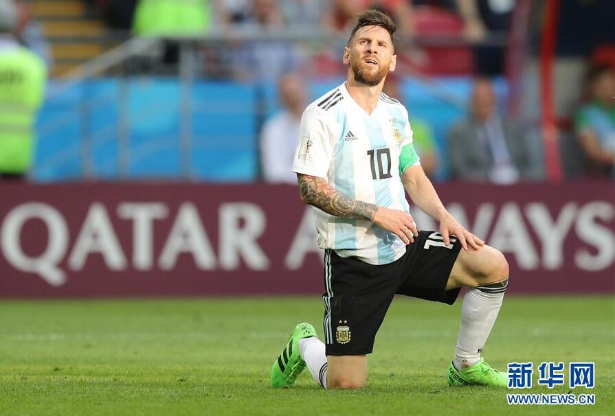 这就是足球人生！梅西头顶草坪跪地 梅西第100粒进球难转阿根廷败局