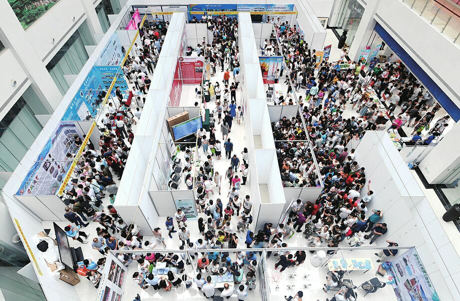 中考志愿填报咨询会人气火爆 7万余名家长和考生“问志愿”