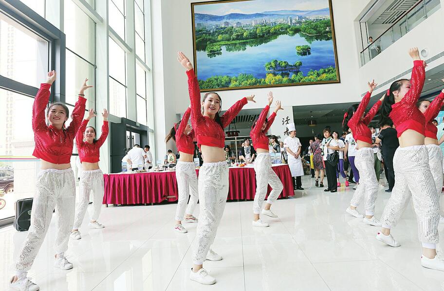 中考志愿填报咨询会人气火爆 7万余名家长和考生“问志愿”