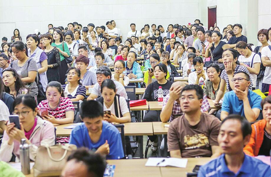 中考志愿填报咨询会人气火爆 7万余名家长和考生“问志愿”