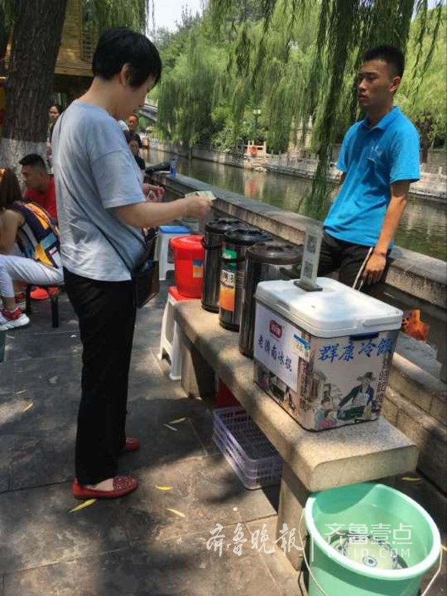 济南黑虎泉畔大碗茶出摊了，今年还卖冰棍人气挺高