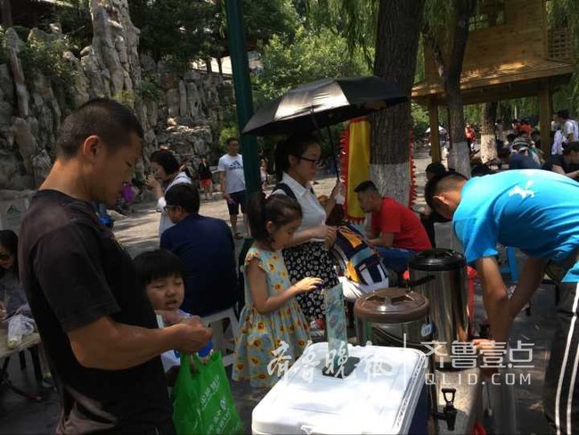 济南黑虎泉畔大碗茶出摊了，今年还卖冰棍人气挺高