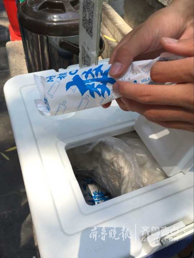 济南黑虎泉畔大碗茶出摊了，今年还卖冰棍人气挺高