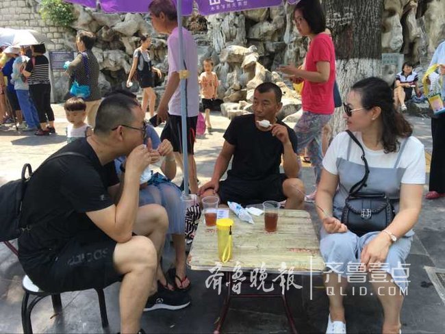 济南黑虎泉畔大碗茶出摊了，今年还卖冰棍人气挺高