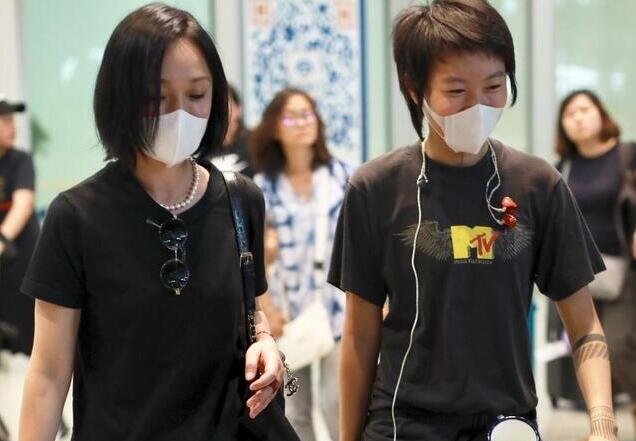 被侃忘年交不生气？周迅窦靖童同框  窦靖童腰挎瓷缸短发清爽