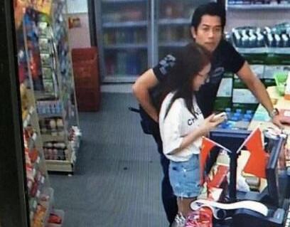 要看世界杯？郭富城方媛买辣条鸡爪 深夜轻装简从现身超市