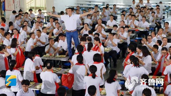 济南千名师生快闪合唱《我爱你中国》，这场面有没有感动到你