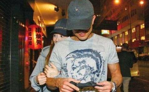 要看世界杯？郭富城方媛买辣条鸡爪 深夜轻装简从现身超市