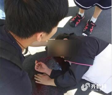 济南一女子飞速骑电动车被甩下 路人挡车遮伞救助