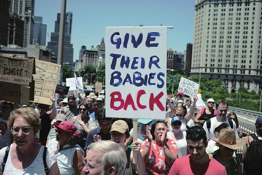 要求使已分离的家庭尽快团聚 美国多地集会抗议移民政策