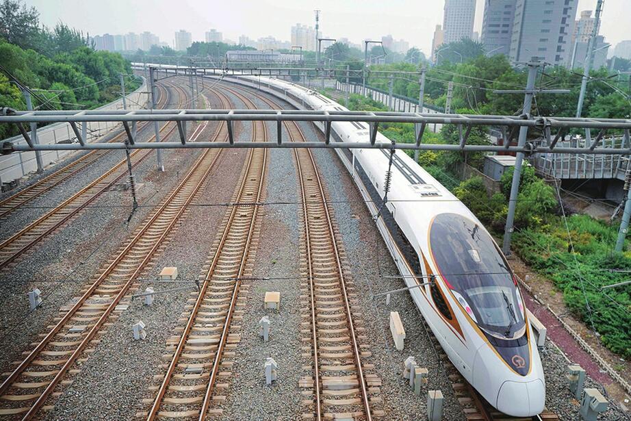 长编组“复兴号”动车组亮相