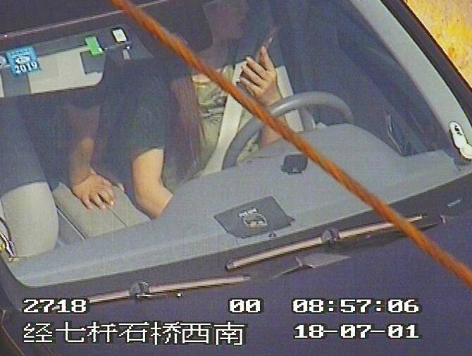 停车等红灯还抢红包，够缴罚款吗？