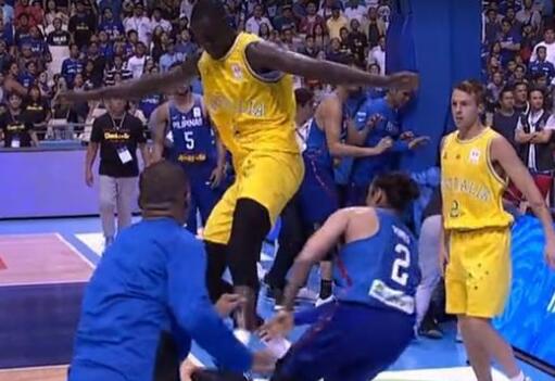 男篮世预赛爆群殴 13人混战篮球赛变拳击赛