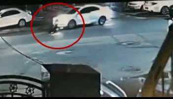 还有这种操作?自己开车碾压自己 如此诡异的举动到底是为什么?