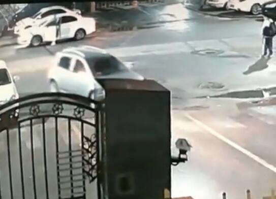 还有这种操作?自己开车碾压自己 如此诡异的举动到底是为什么?