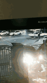 还有这种操作?自己开车碾压自己 如此诡异的举动到底是为什么?