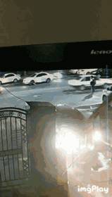 这是什么操作？自己开车碾压自己 女司机“脚刹”失败被车碾压