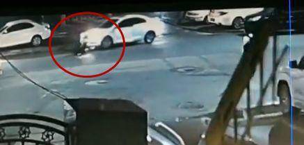 这是什么操作？自己开车碾压自己 女司机“脚刹”失败被车碾压