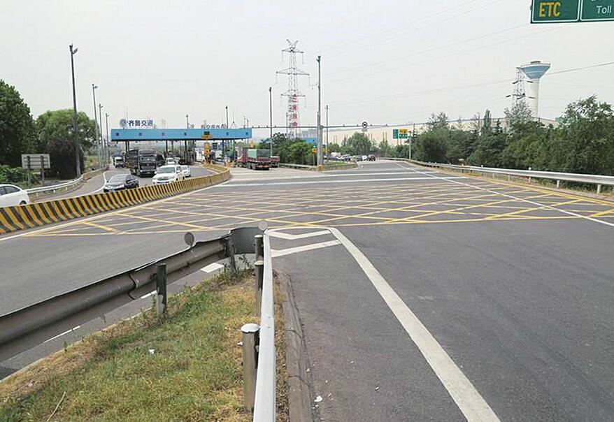 绕城高速东线郭店收费站有点儿“挤”？ 高速交警：首次引入“黄网格线”