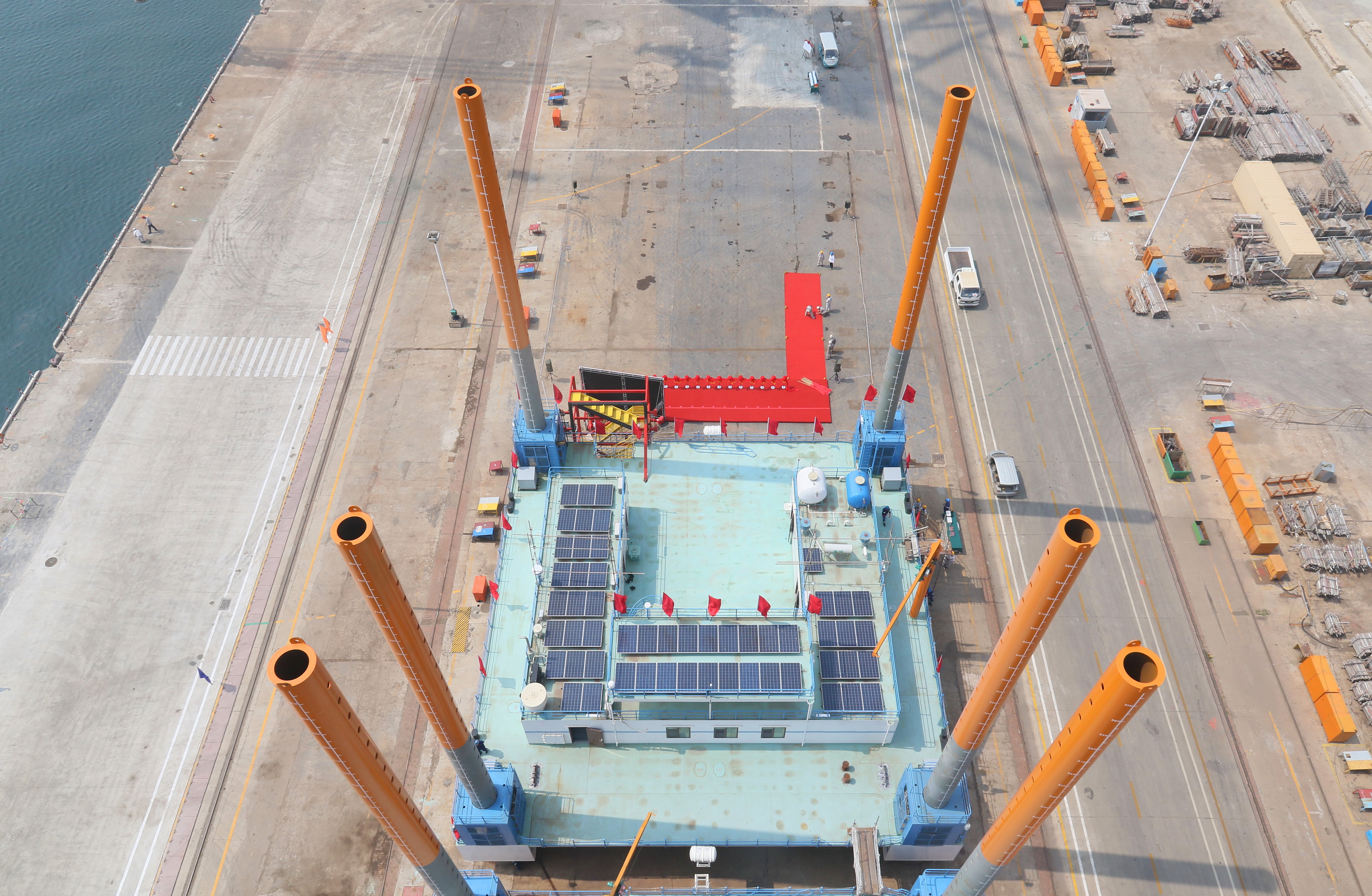 三座自升式海洋牧场平台在山东烟台交付