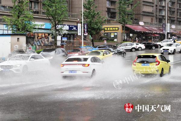 周末北方雨水浇灭高温 南方强降水减少