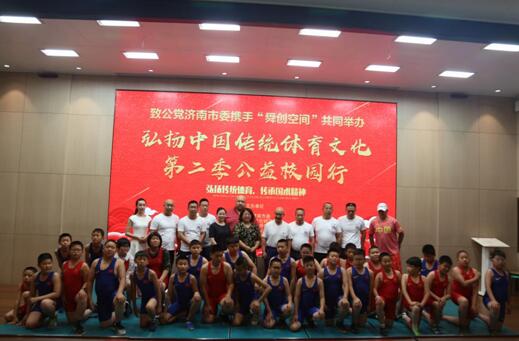 爸爸,我要学摔跤