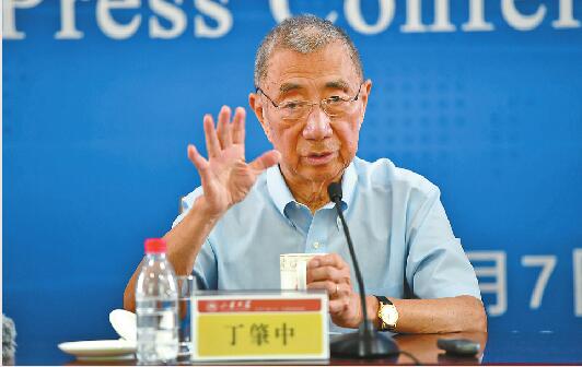 7日,诺奖获得者,华裔物理学家丁肇中访问山东大学.记者郭尧 摄