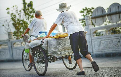 结为父子相依为命：因为你是我的眼 我愿做你的腿