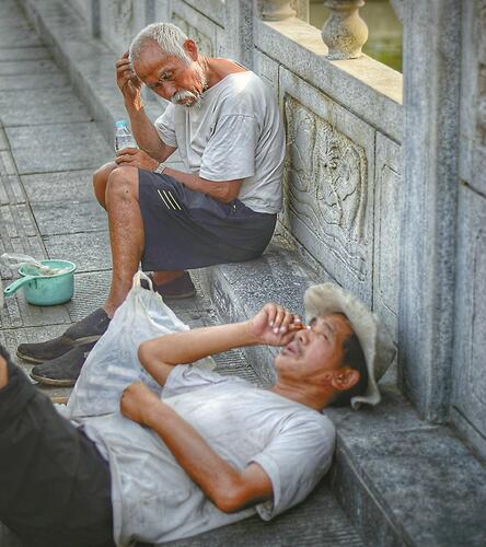 结为父子相依为命：因为你是我的眼 我愿做你的腿