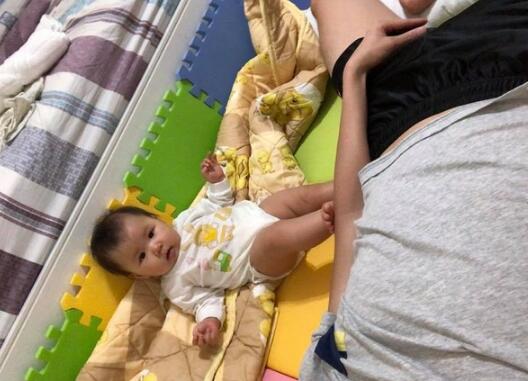 像爸爸还是像妈妈?江宏杰晒女儿萌照 mini版福原爱了解一下