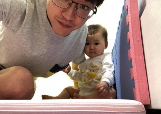 像爸爸还是像妈妈?江宏杰晒女儿萌照 mini版福原爱了解一下