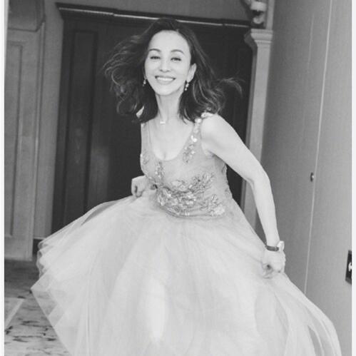 不只会催婚！雪姨是比心领头人 平板支撑马甲线不在话下