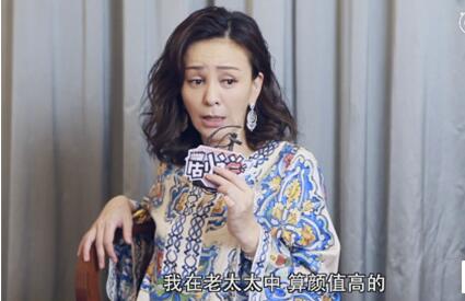 不只会催婚！雪姨是比心领头人 平板支撑马甲线不在话下