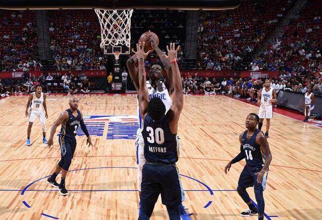 魔术自古出中锋!魔术狂胜灰熊 班巴抢篮暴扣再送遮天蔽日大火锅