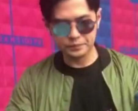 比魔术吸引人 周杰伦双下巴 周董最近奶茶没少喝吧?