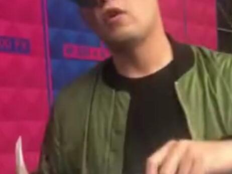 比魔术吸引人 周杰伦双下巴 周董最近奶茶没少喝吧?