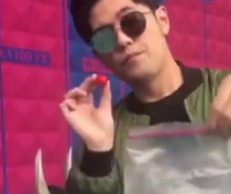 比魔术吸引人 周杰伦双下巴 周董最近奶茶没少喝吧?