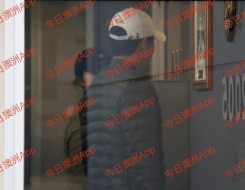 董璇陪同前往警局!高云翔释后首露面 看到记者后十分紧张